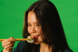 Tak sengaja menelan rambut saat makan, berbahayakah?