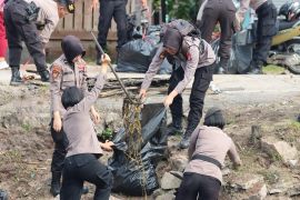 Polda Kalteng peduli lingkungan dengan bersihkan Sungai Kahayan