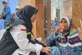 Jamaah haji lansia mendapatkan minuman pengganti makanan untuk menambah energi