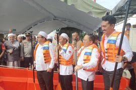 Bupati terima perahu bantuan BNPB melalui anggota DPR RI