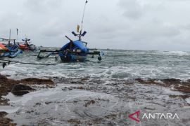 Bupati Cianjur minta nelayan tidak jual benur sebelum bernilai tinggi