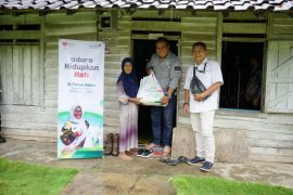 Suparni bahagia terima sembako gratis dari Adaro