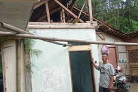 Korban pergerakan tanah di Lebak Banten rela merobohkan rumah