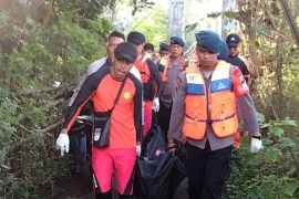Tim SAR evakuasi korban tenggelam di Sungai Marioriaja Soppeng