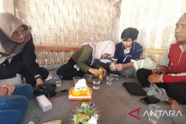 Mahasiswa UB bantu petani lakukan pengecekan kesuburan tanah