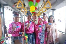 Naik bus Trans Metro Pekanbaru tak lagi pakai uang tunai