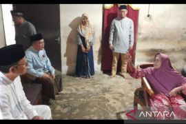 Bupati Bangka Tengah bagikan paket sembako kepada warga cacat