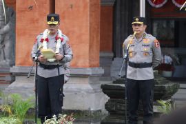 Penyerahan Pataka "Sura Dwipa Sarvabhavena" tandai perpindahan kepemimpinan Kapolda Bali