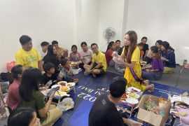 Peserta Miss Universe Bali mengajar anak-anak buruh buat kebab