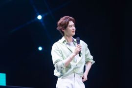 Lee Jong Suk tarikan "Hype Boy" NewJeans di acara jumpa penggemarnya