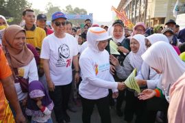 Mojokerto Jatim kampanyekan "Lisa Berdasi" ke peserta jalan sehat