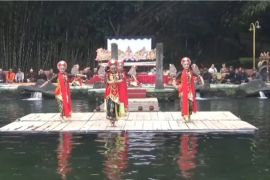 Video - Ruwat air gunung, cara warga lereng Semeru minta keselamatan