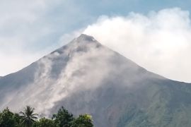 Gunung Karangetang di Pulau Siau alami 29 kali gempa guguran pada Senin pagi
