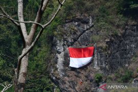 Jalur pengibaran bendera di tebing lereng Wilis