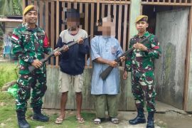 Satgas Yonarhanud amankan dua pucuk senjata dari  warga Halmahera