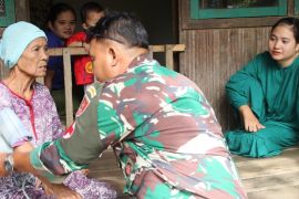 Tim kesehatan Satgas TMMD ke-117 Kodim 1003/HSS berikan layanan kesehatan