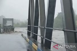 Jembatan putus, warga Malteng gunakan perahu untuk menyeberang