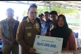 Bupati Bangka Tengah serahkan klaim JKM dan premi asuransi nelayan