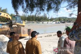 Pemkab Bangka Tengah keruk alur muara Sungai Tanjung Gunung