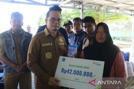 Algafry serahkan JKM senilai Rp42 juta dan bantuan BPJS Ketenagakerjaan kepada nelayan Pangkalan Baru