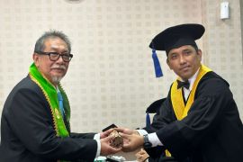 Catatan Ilham Bintang - Momen aktor Deddy Mizwar raih gelar doktor