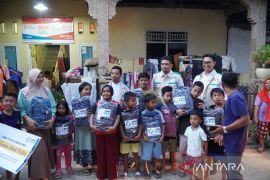 Awal tahun ajaran baru perlengkapan sekolah terendam banjir, YBM PLN salurkan 200 paket alat tulis