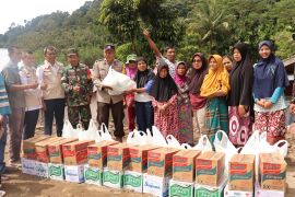 Peduli korban longsor Maninjau, PLN bagikan puluhan paket sembako