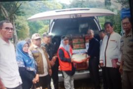 DPRD Agam salurkan bantuan bahan kebutuhan pokok bagi korban longsor