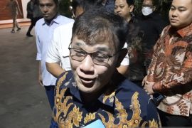 Politikus PDIP Budiman Sudjatmiko tiba di kediaman Prabowo untuk diskusi