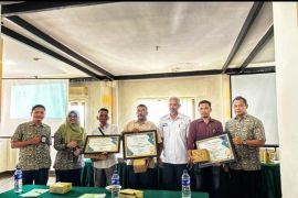 Bantu masyarakat terlindungi JKN, tiga badan usaha salurkan donasi CSR
