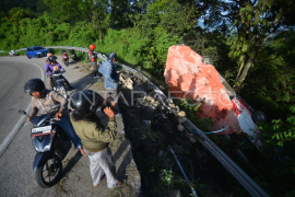 Bus masuk jurang di Padang
