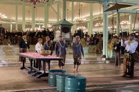 Keraton Surakarta kirab tujuh pusaka pada malam satu Sura