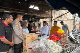 Pj Bupati Abdya salurkan bantuan korban kebakaran