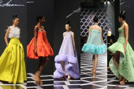 Sebastian Gunawan terjemahkan hidup lewat koleksi terbarunya "Metaphor"