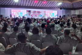 Ganjar Pranowo ungkapkan desain baju hitam putih diberi Jokowi