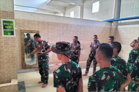 TNI bersihkan Masjid Raya Maluku sambut Tahun Baru Islam 1445 Hijriah
