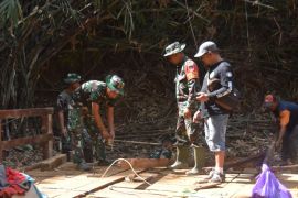Jembatan kayu hampir rampung digarap Satgas TMMD ke-117 Kodim 1003/HSS
