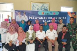 Sekda Kota Solok tinjau pelaksanaan pelayanan KB serentak sejuta akseptor