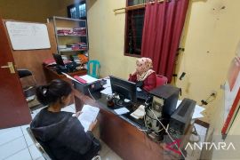 Polisi tangkap seorang ibu yang tega membuang bayi ke atap kamar mandi