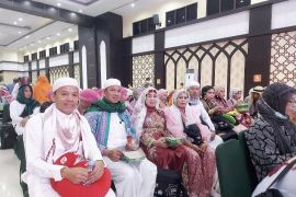 Bissu Kahar Eka asal Pangkep apresiasi petugas PPIH Makassar