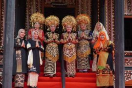 Ketua Dekranas Pusat Hj. Wury Ma'ruf Amin kenakan baju adat anak daro di PDIKM