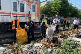 KAI tertibkan puluhan bangunan liar dan sampah di jalur kereta kawasan Stasiun Pasar Senen