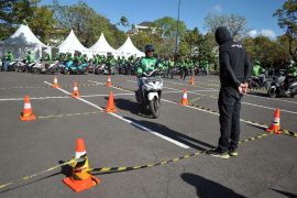 Ribuan mitra Gojek Bali dilatih kiat aman berkendara