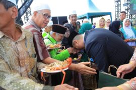 Bupati hadiahkan nasi tumpeng dan bingkisan untuk tokoh pemekaran Labura