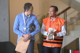 Pemeriksaan Harno Trimadi kasus pengaturan paket perlintasan Jawa Sumatra  Page 1 Small