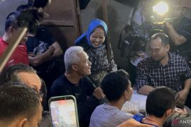 Ganjar Pranowo ngopi di Pasar Citereup didampingi Gibran