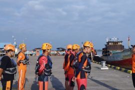 Basarnas cari nelayan hilang usai terhempas dari perahu di Tanjabbar