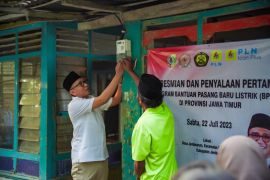 PLN pasang listrik 988 rumah tangga tidak mampu di Jember