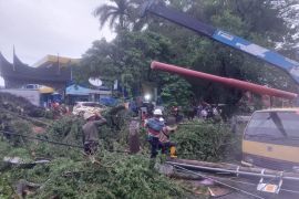 Cuaca ekstrem di beberapa titik Sumbar, tim PLN gerak cepat evakuasi jaringan terdampak