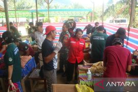 DPD PDIP Kalbar gelar sunatan massal di Senakin